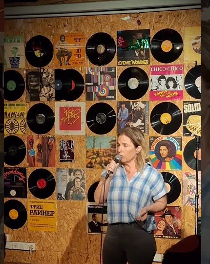 Deb Kaye performing at a live comedy show